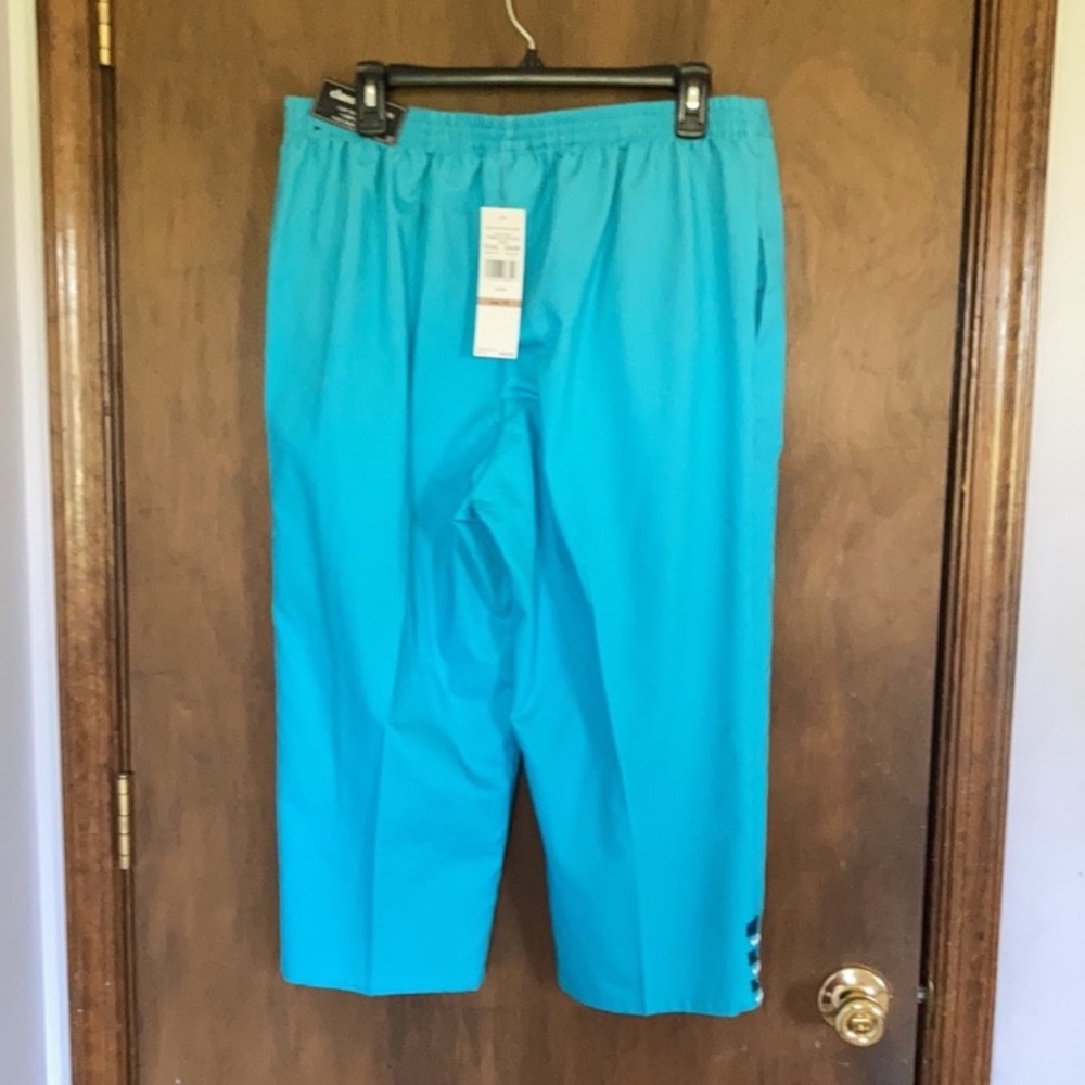 Alfred Dunner Aqua comfort waist pull on Capri detail at hemline 12 - Picture 11 of 17